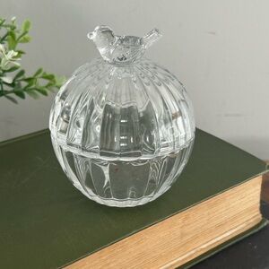 clear glass covered candy dish ribbed bird-shaped handle on the lid home decor